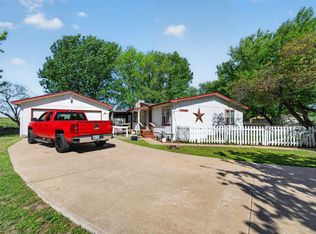 1204 E Idlewild Dr, Wichita, KS 67216