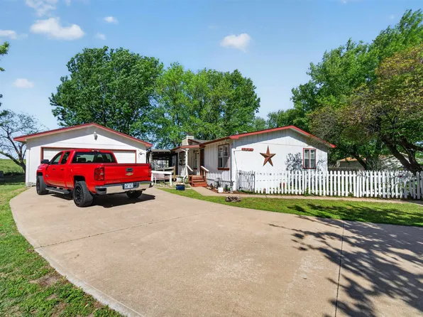 1204 E Idlewild Dr, Wichita, KS 67216