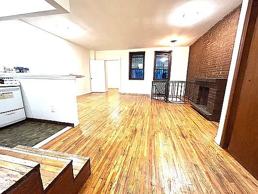 3rd image of 33 W 82nd St APT B