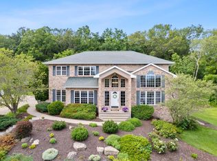 634 Bascom Hill Dr, Baraboo, WI 53913