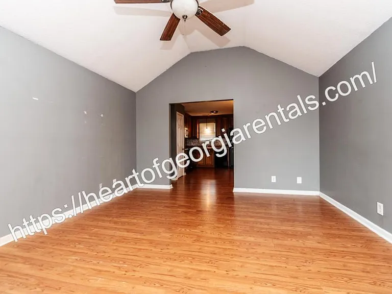 132 Coronation Dr — Photo 10