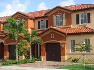 1041 NE 207th St #B, Miami, FL 33179