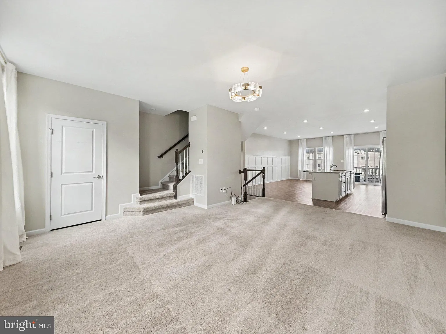 3 bed, 2.5 bath, 2320 sqft, $2,600 — Photo 3