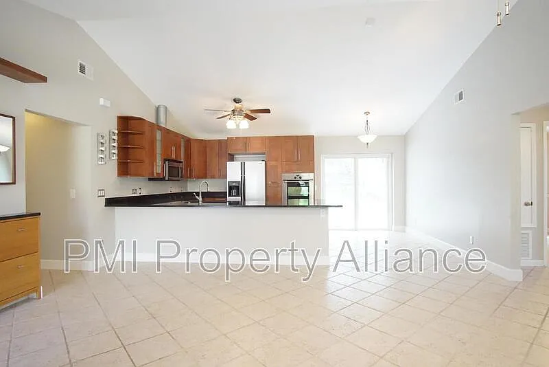 3 bed, 2.0 bath, 1269 sqft, $2,349 — Photo 2