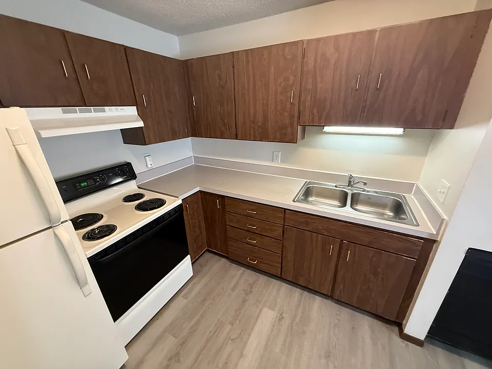 2032 E St #7
