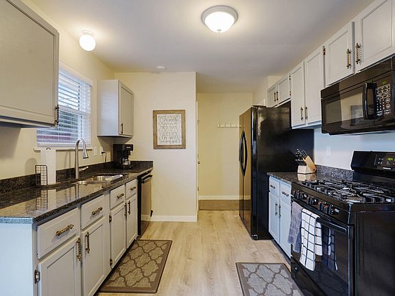 3rd image of 318 Roberta Jayne Dr SE