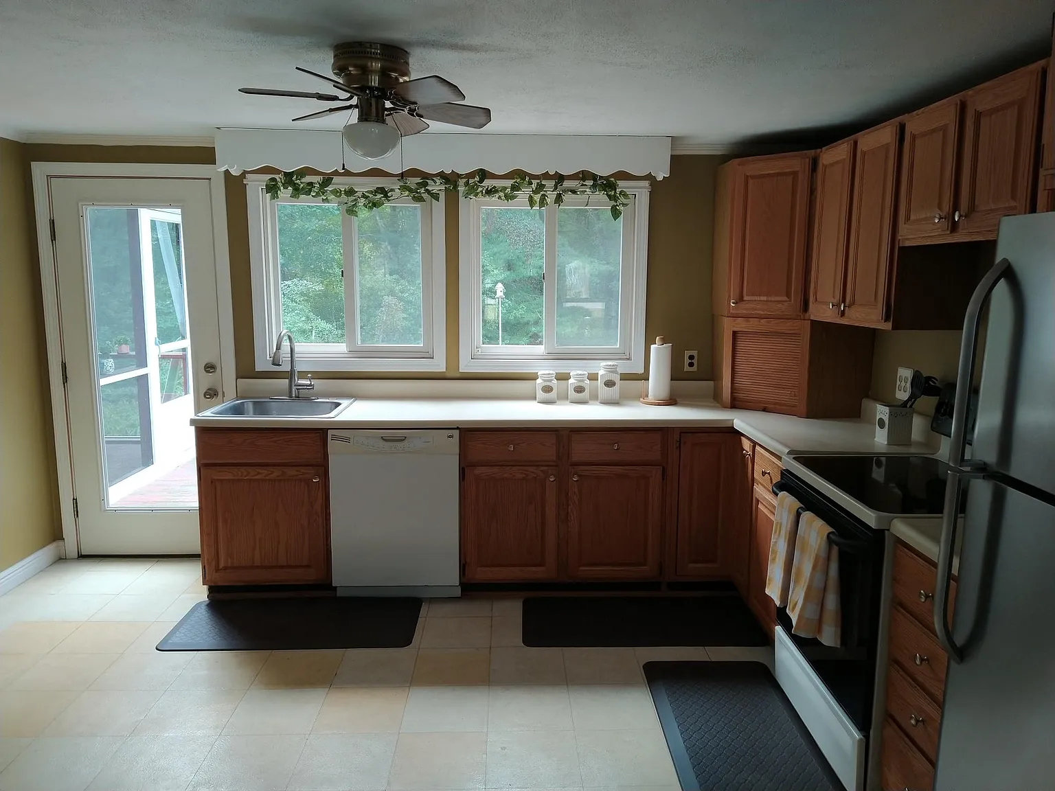 3 bed, 2029 sqft, $3,650 — Photo 2