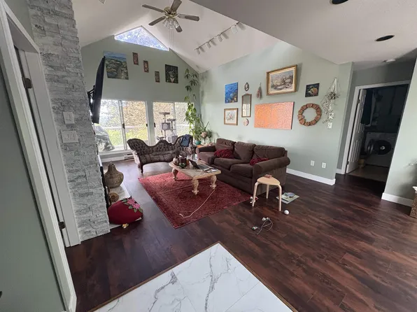 2733 Atlin Pl #403, Coquitlam, BC V3C 5B1
