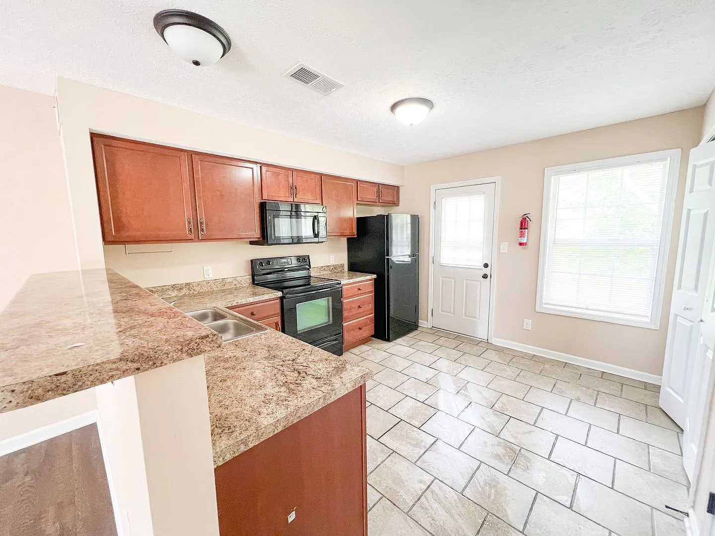 2 Bedroom 1.5 Bathroom Townhome — Photo 4
