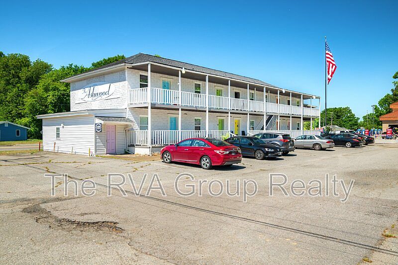 1st image of 3807 Woodlawn St Unit 5