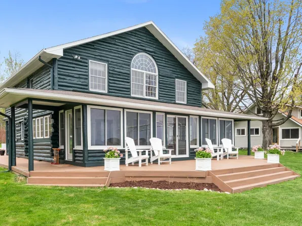 702 Giauque Beach Dr, Topinabee, MI 49791