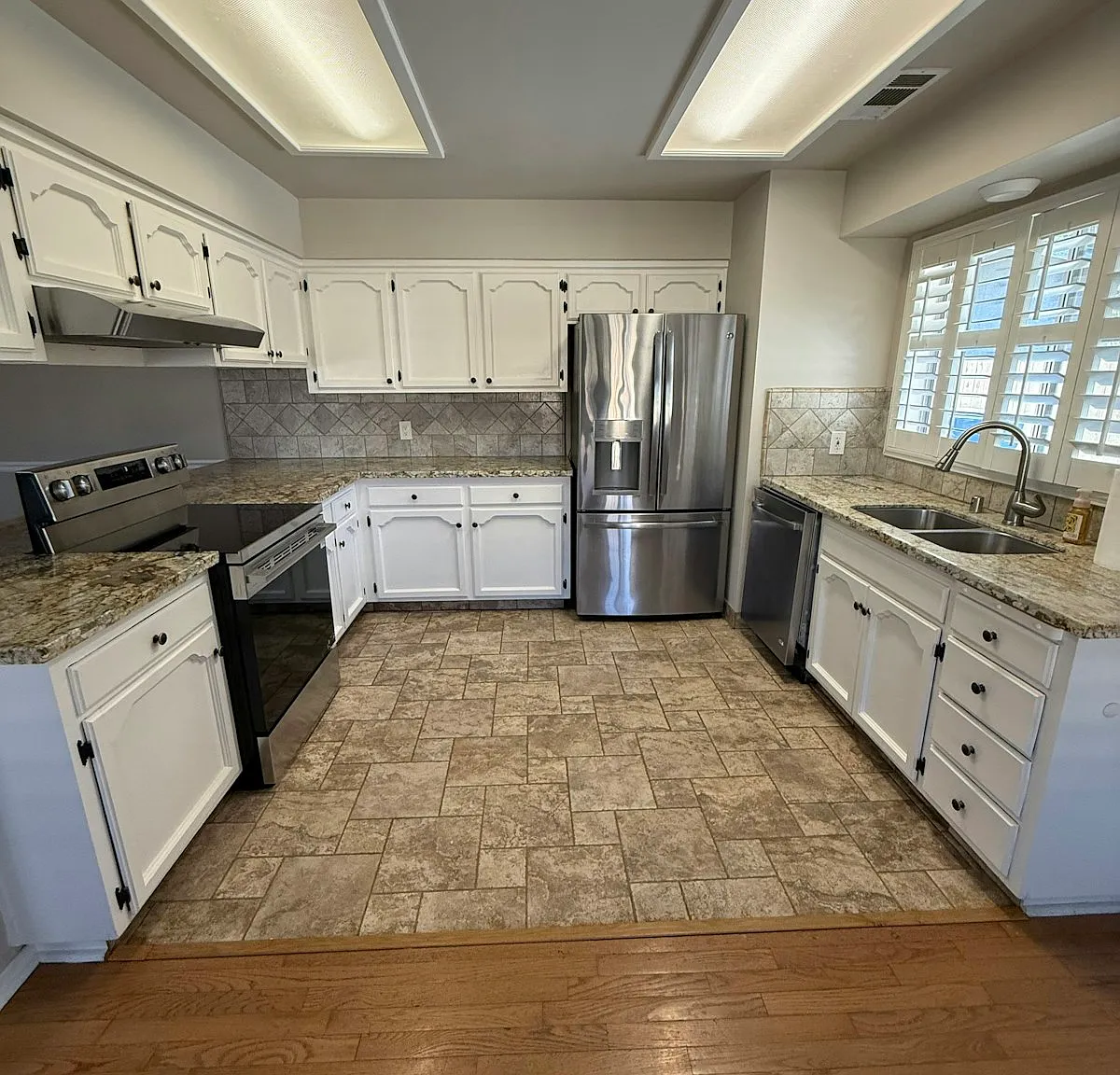 559 W Indianapolis Ave — Photo 3