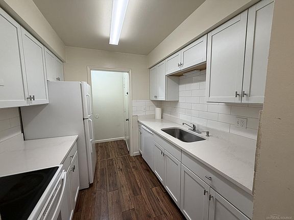 4th image of 39435 Van Dyke Ave #301