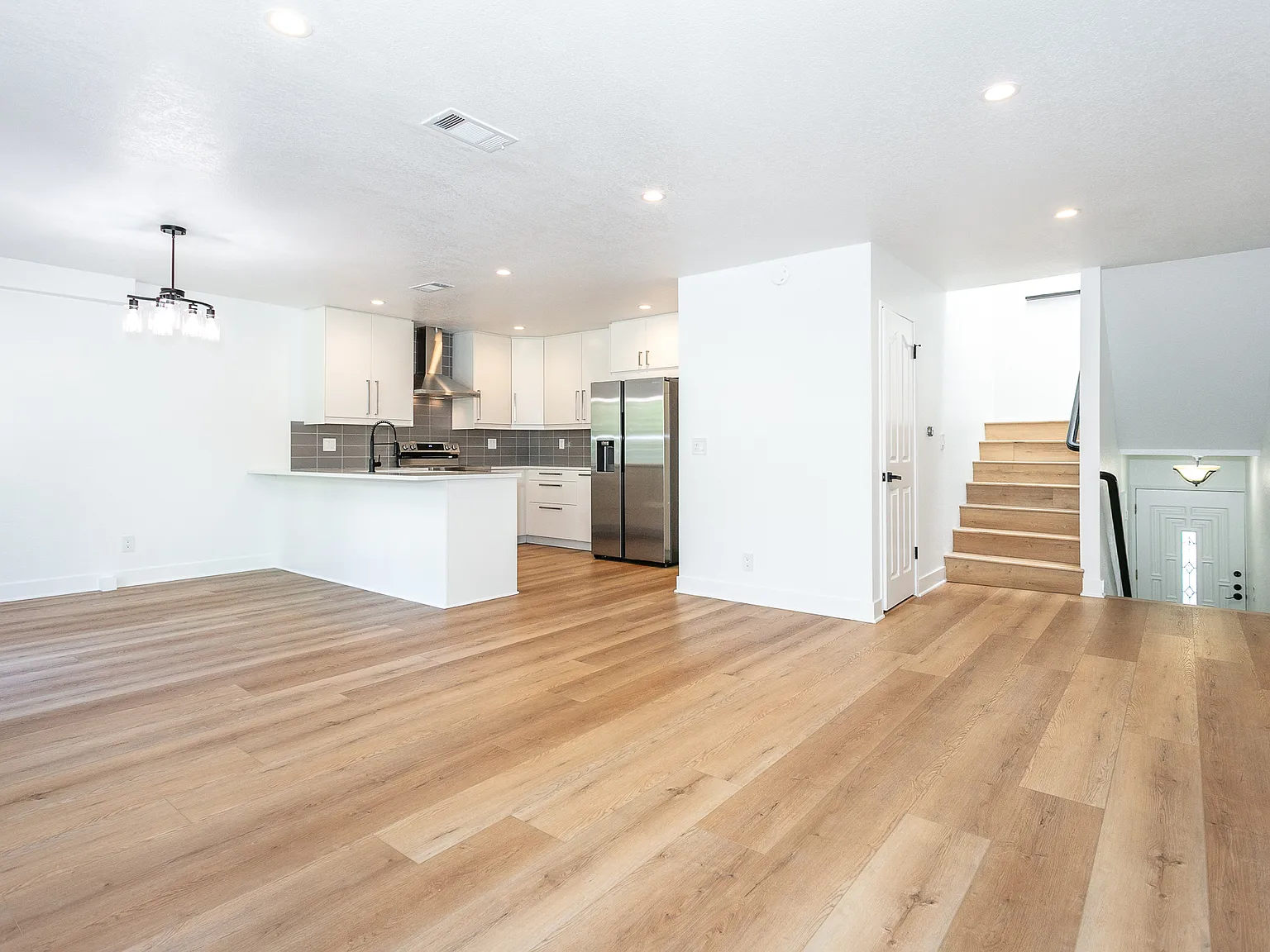 3 bed, 1967 sqft, $4,650 — Photo 2