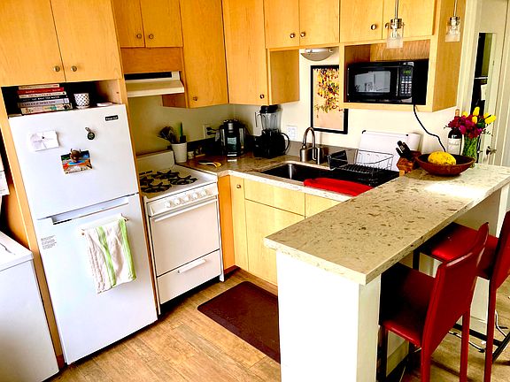 2nd image of 1027 Curtis St #B