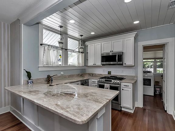 5th image of 707 SE 10th Pl #1