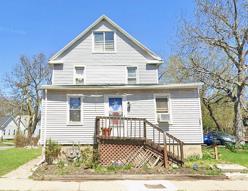 1st image of 658 Bay St