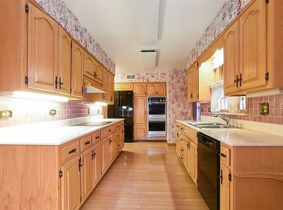 5th image of 1091 Old Elm Ln