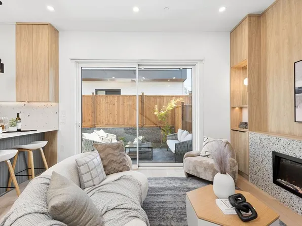2752 Graveley St #2, Vancouver, BC V5K 3J8