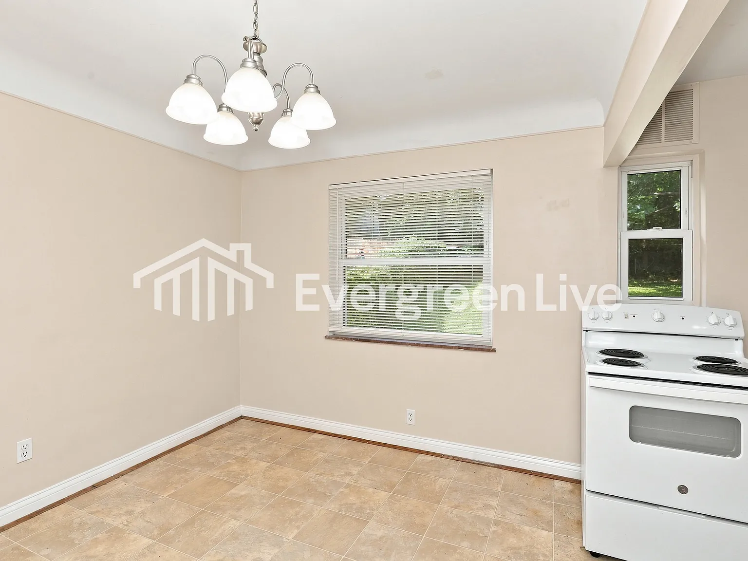 4 bed, 1.0 bath, 1332 sqft, $1,545 — Photo 4