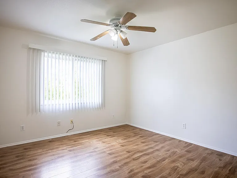 1189 W 36th St #4-5 — Photo 13