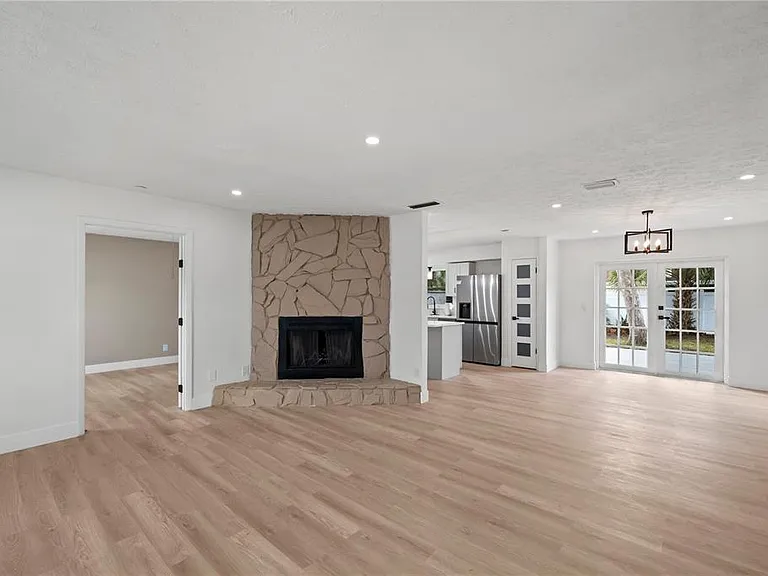 3206 Las Brisas Dr — Photo 2