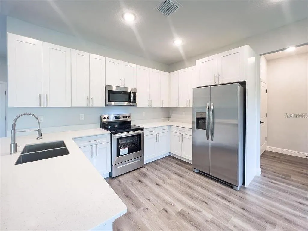 4 bed, 2.0 bath, 1694 sqft, $2,497 — Photo 3