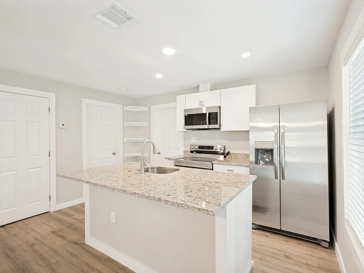 3 bed, 1200 sqft, $1,850 — Photo 1