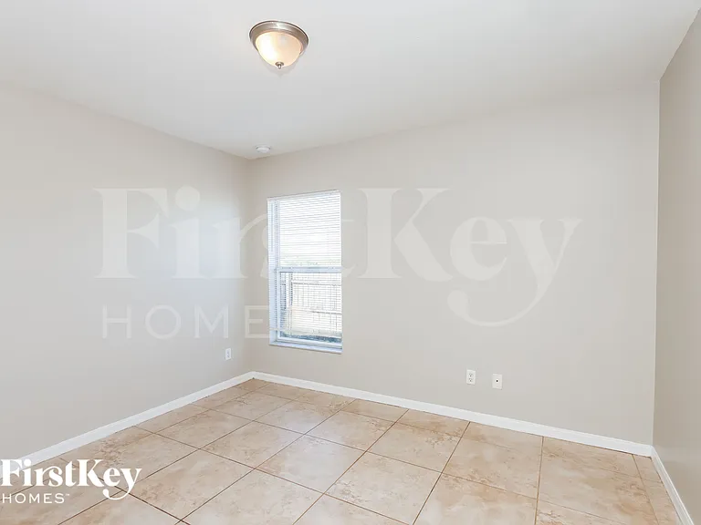 2719 NW 10th St — Photo 11