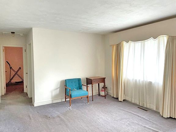 4th image of 4087 Sunset Dr