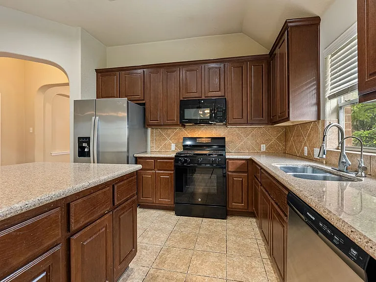 2217 Westfalian Trl — Photo 6