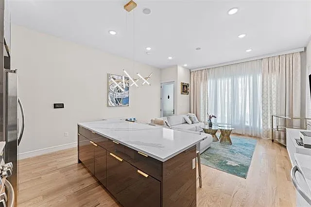 3 bed, 1.5 bath, 2000 sqft, $3,995 — Photo 4