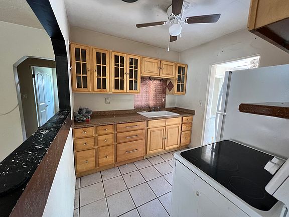 3rd image of 804 Oak St