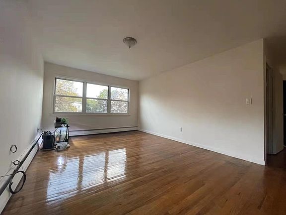 3rd image of 135 Van Cortlandt Ave