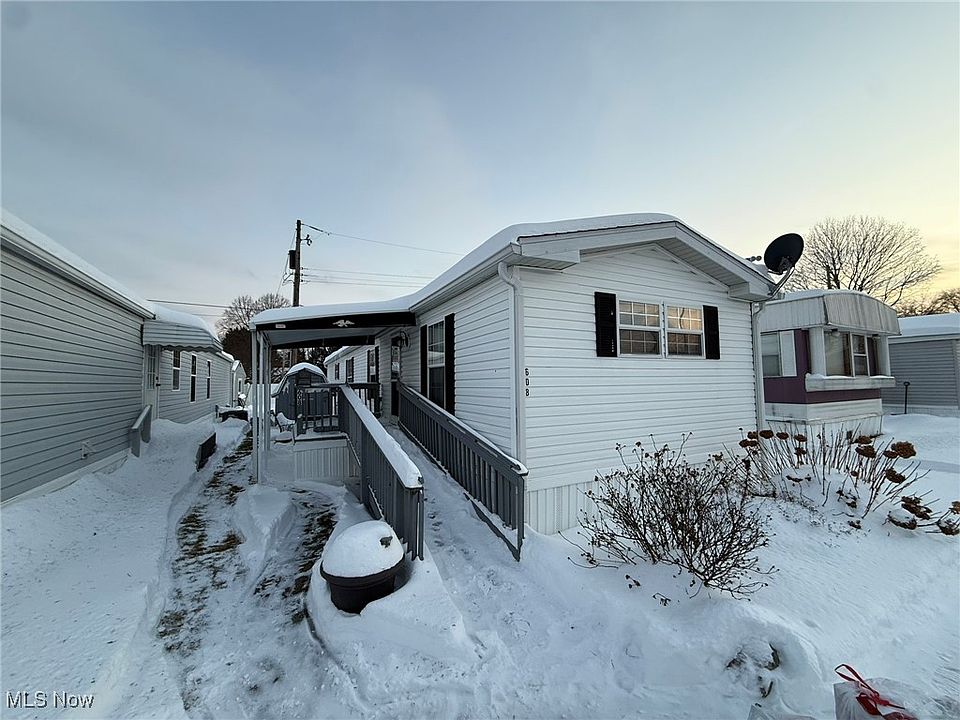 1st image of 608 Patricia Ave NW