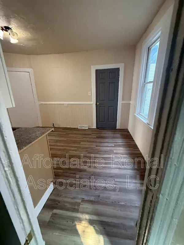 2 bed, 1.0 bath, $811 — Photo 3