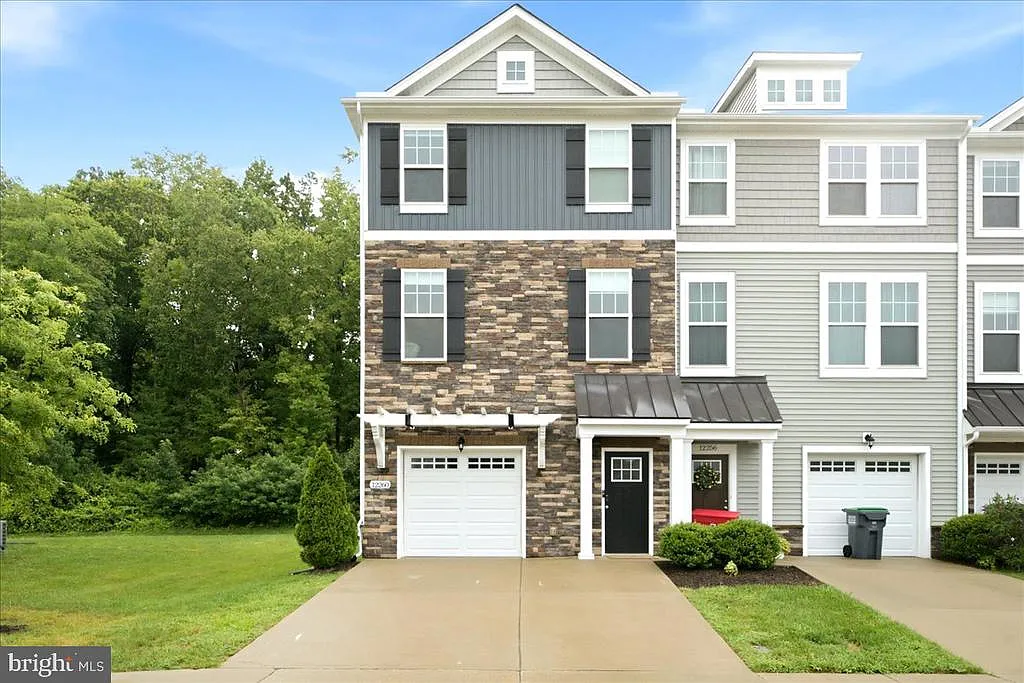3 bed, 3.5 bath, 1894 sqft, $2,700 — Photo 3