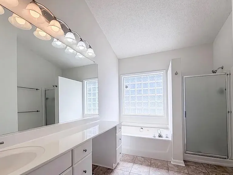 221 Grandview Dr — Photo 1