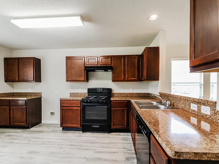 810 Desoto Dr — Photo 1