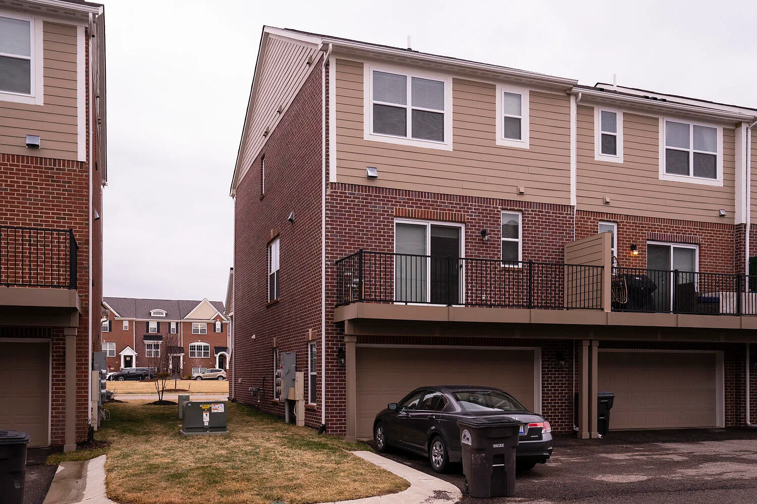 2 bed, 3.5 bath, 2199 sqft, $3,150 — Photo 2