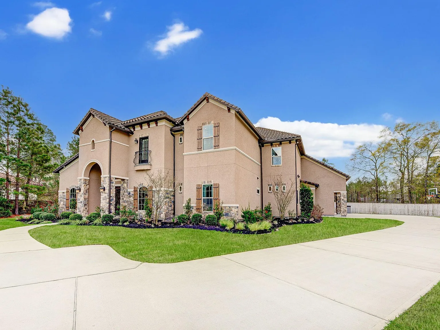 5 bed, 4.5 bath, 4720 sqft, $8,000 — Photo 2
