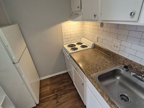 5th image of 301 Amhurst Dr