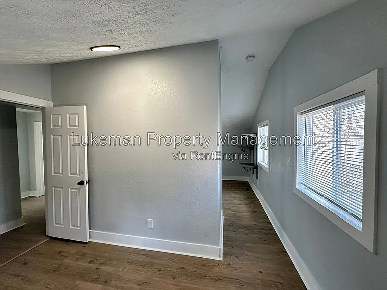 215 E North St — Photo 20