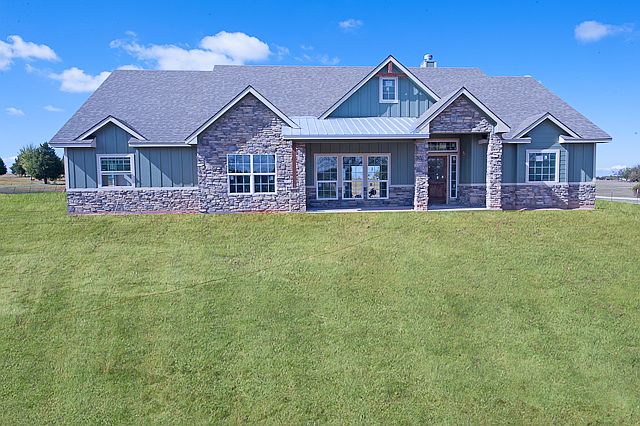1st image of 563 Pearce Dr