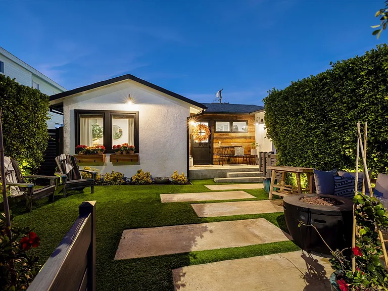 2219 Graham Ave — Photo 45
