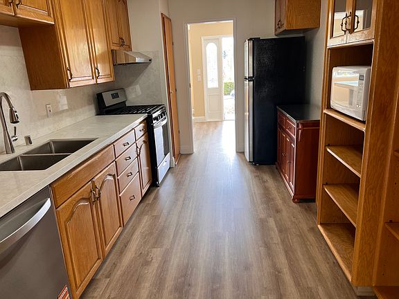 3rd image of 415 De Leon Ave