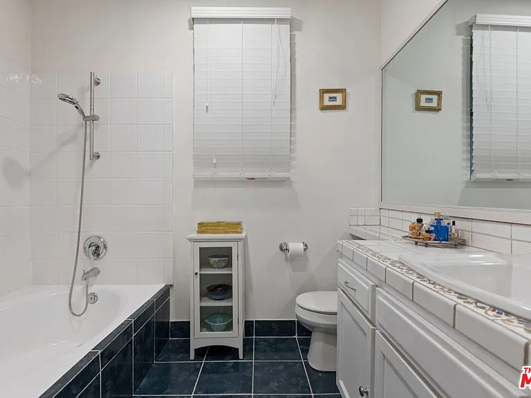 1375 Kelton Ave #108 — Photo 12