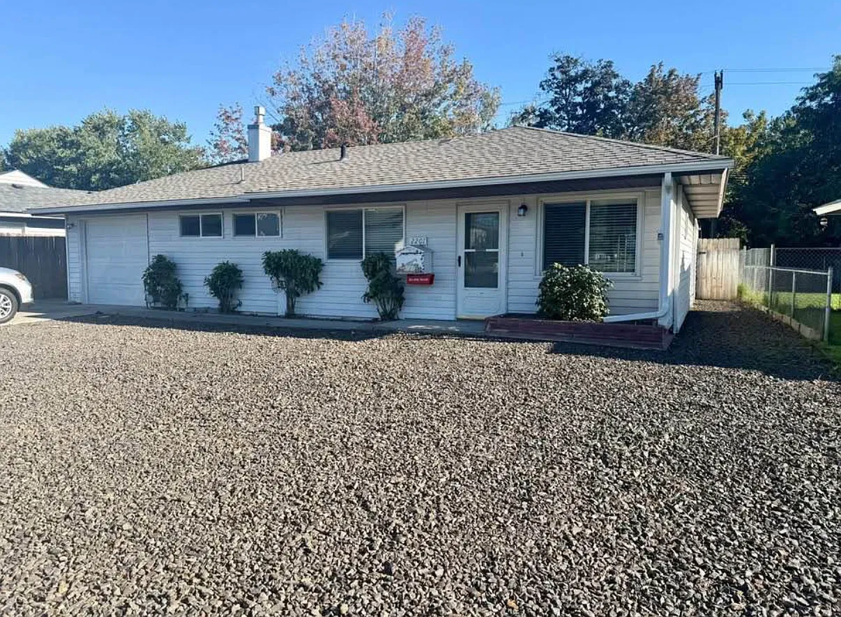 Updated 2BR/1BA House | Fenced Yard + Garage | Central Richland — Photo 1