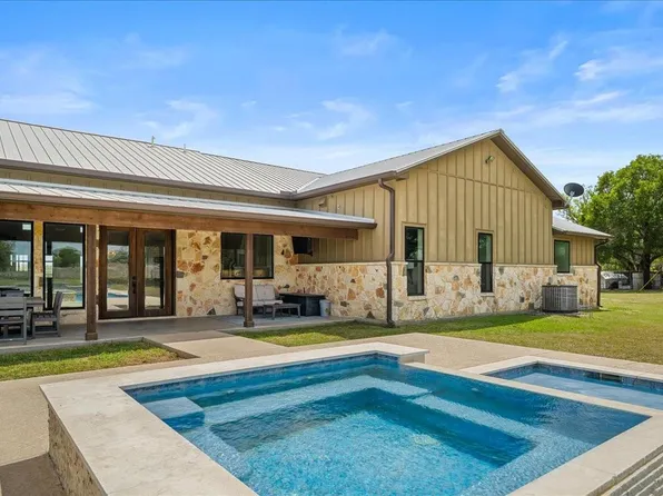 98 County Road 957b, Schulenburg, TX 78956