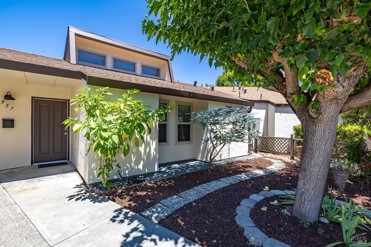 957 W 8th Street - Photo 2